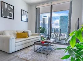 Luxurious 2-Bed Apartment with Breathtaking Bay views!!