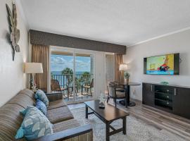 Wake up to Ocean Views from your private balcony，位于坦帕的酒店