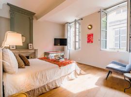 Le Petit Avignon - chambres & appartement à deux pas du Pont d'Avignon et du Palais des Papes，位于阿维尼翁的住宿加早餐旅馆