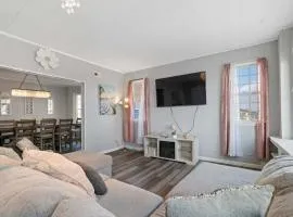Escape to Raleigh Ave Glamour - Steps to the Beach
