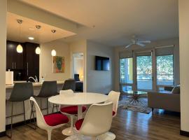 2BR WeHo Mid Century Lux Condo，位于洛杉矶的酒店