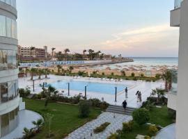 Modern Seaview Condo in Scandic Resort Hurghada，位于赫尔格达的酒店