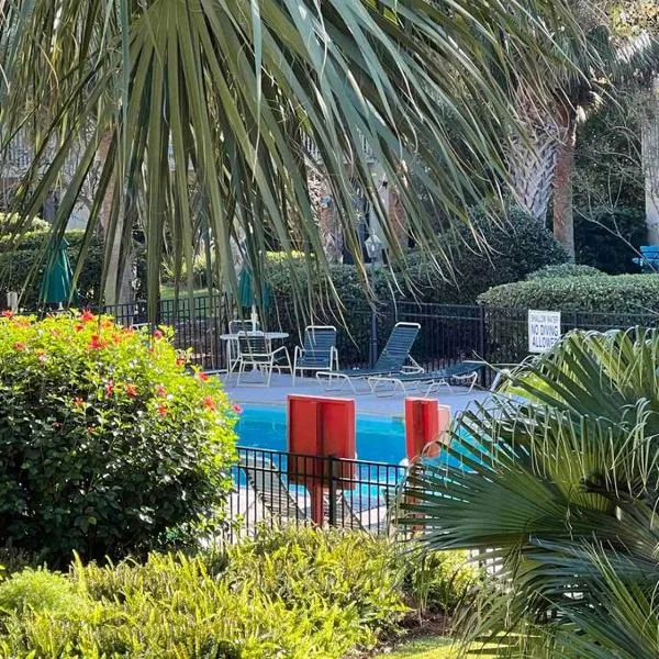 Spacious, cozy villa w/parking in Coligny Villas，位于希尔顿黑德岛的酒店