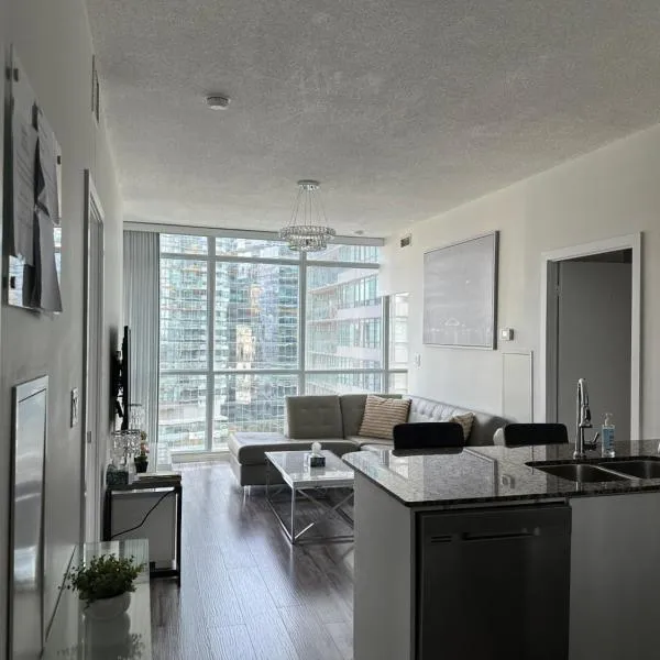 Newly updated 2BR, 2Bath & Den in Downtown Toronto beside Union Station & Scotia Bank Arena!，位于多伦多的酒店