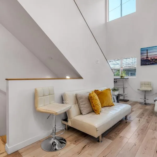 Chic 3-levels Loft-style 2-Bedroom 2-Bathroom condo by Hollywood，位于洛杉矶的酒店