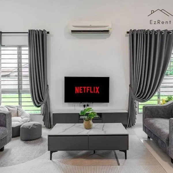 Semi-D Black & White Retreat with Free NetFlix WiFi，位于太平的酒店