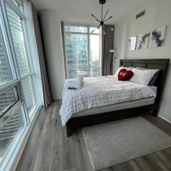 Prestigious 2-Bdrm Condo - across from Scotiabank Arena，位于多伦多的酒店