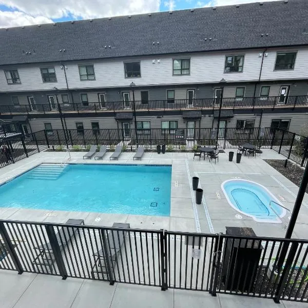 Skyline Peaks 205 - Mountain View Townhouse-AC-Pool-Hot Tub，位于坎莫尔的酒店